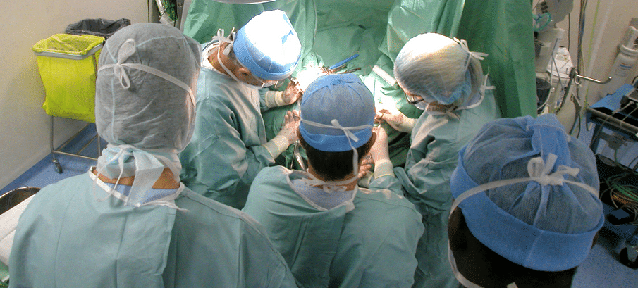 Chirurgiens lors d'une opération