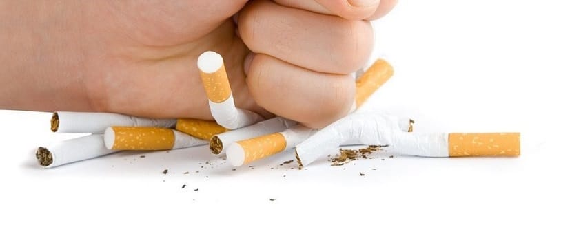 Des cigarettes écrasées par un fumeur