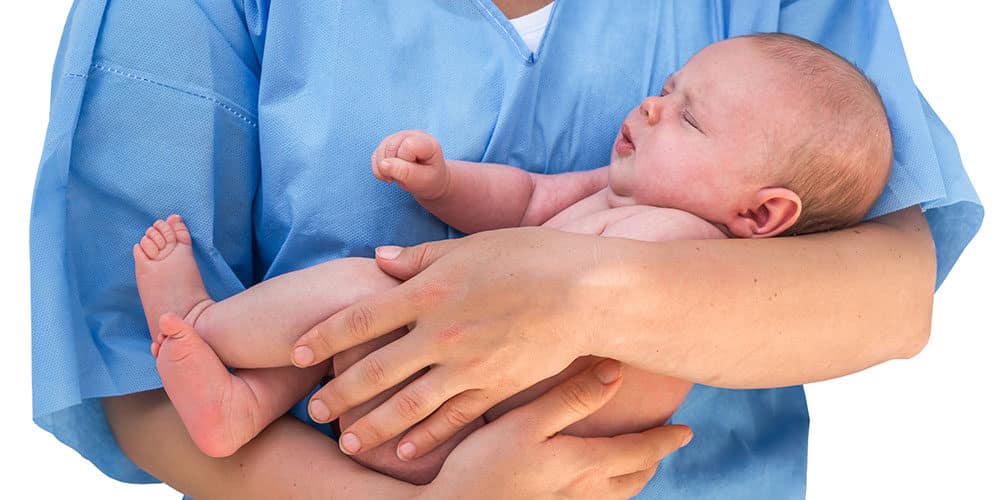 un médecin avec un bébé dans les bras
