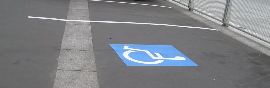 Une place de parking réservé aux personnes handicapées