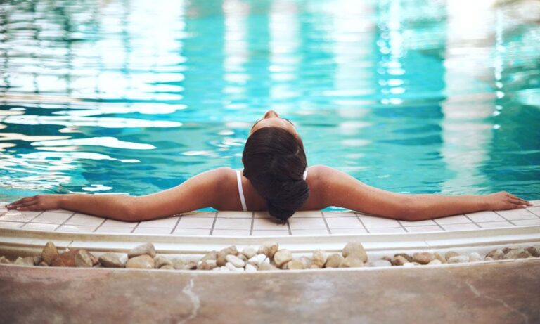 Une femme dans une piscine thalasso