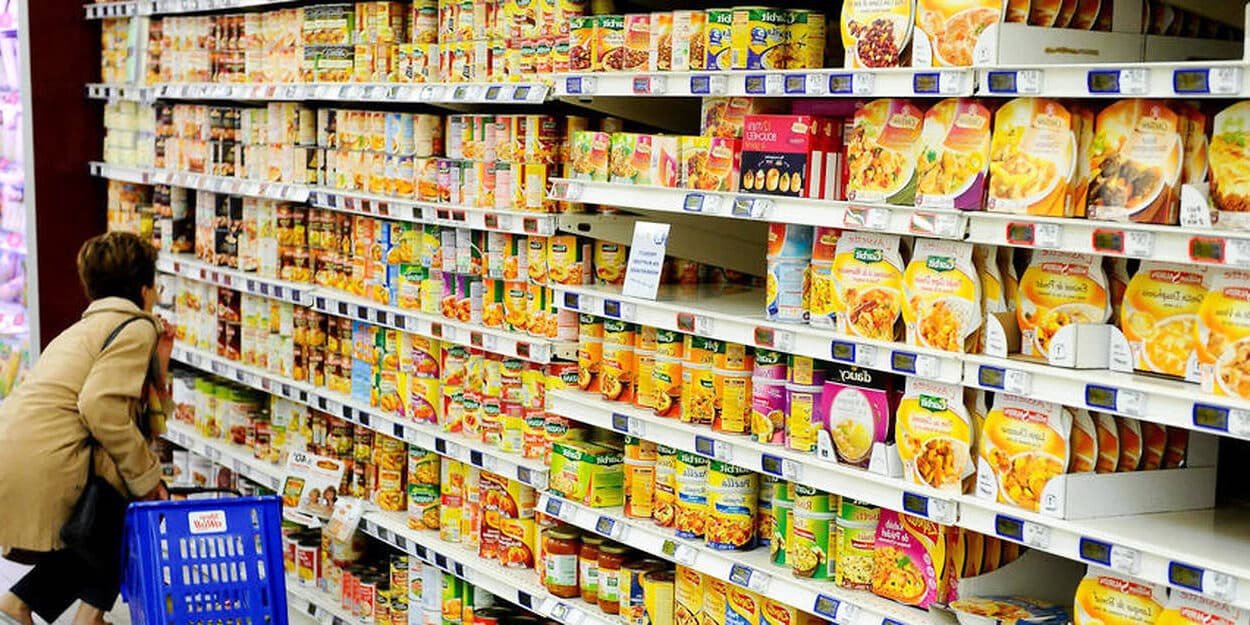 des plats industriels dans un rayon de supermarché