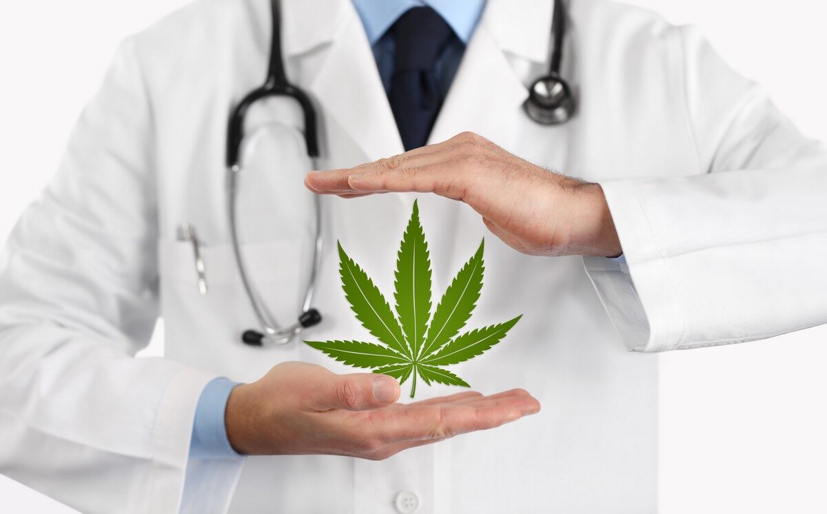 Un médecin avec une feuille de cannabis entre les mains