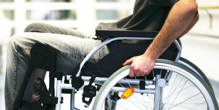 Un homme en fauteuil roulant