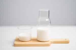 verre et pichet de lait sans lactose sur planche en bois