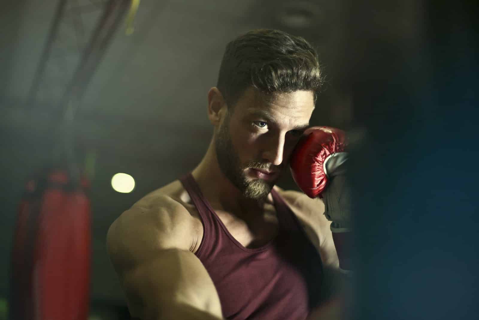 Photographie en gros plan d'un homme portant des gants de boxe