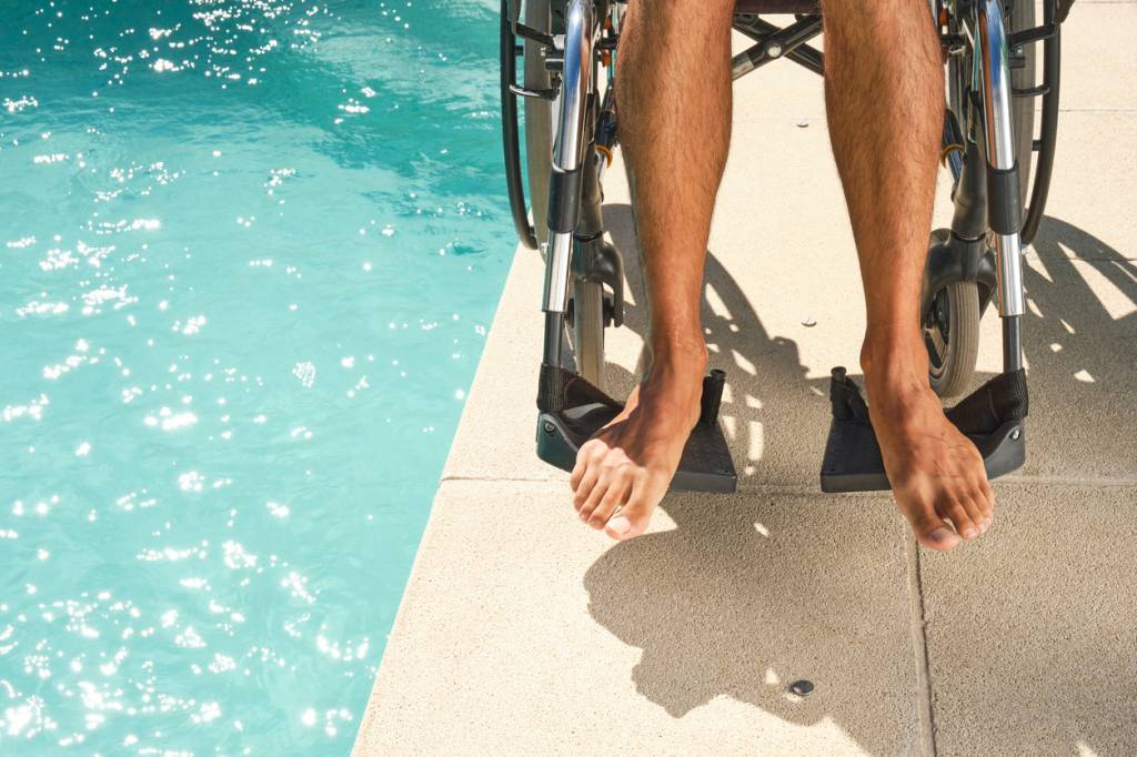 Personnes handicapées à la piscine