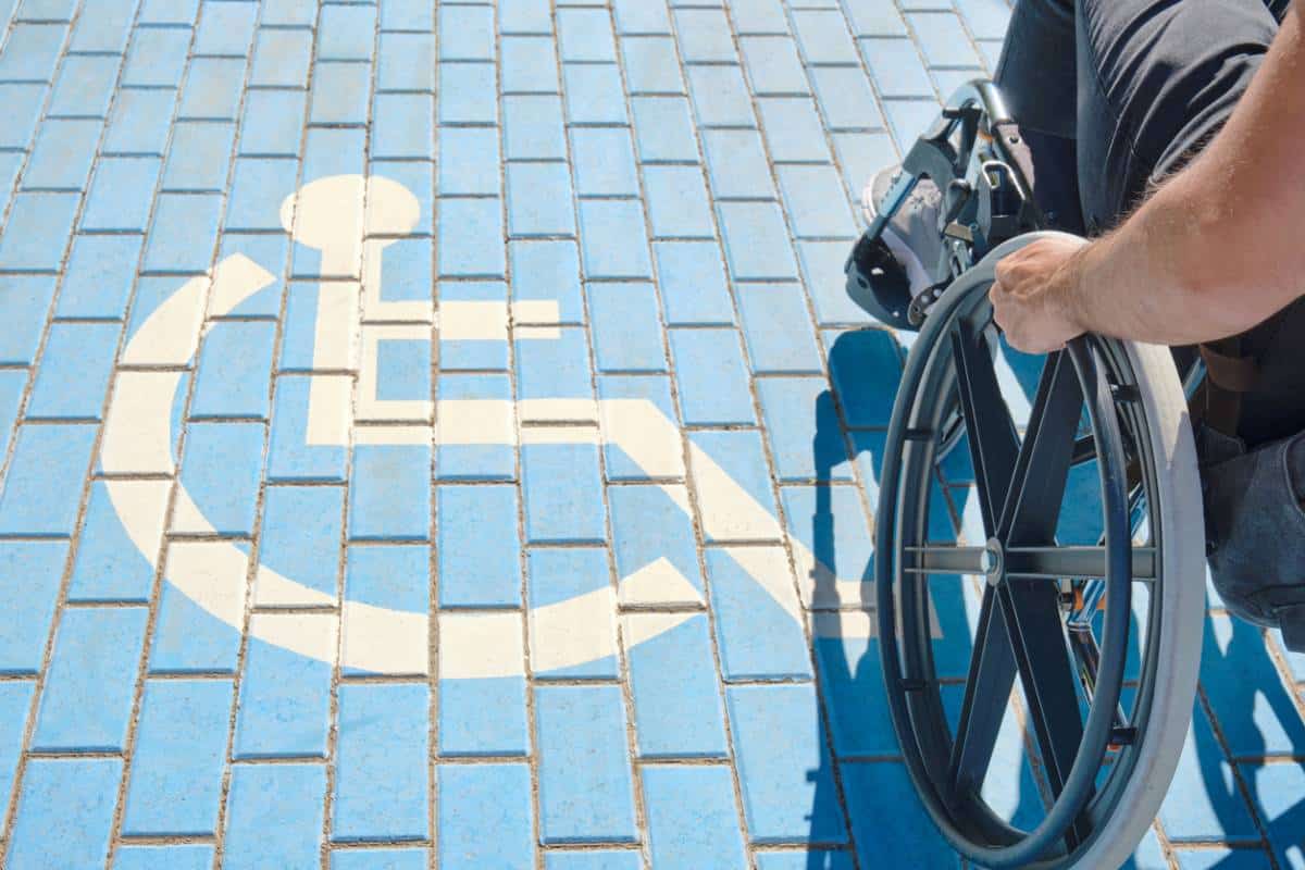 Les enjeux de l'accessibilité des handicapés et des PMR en France