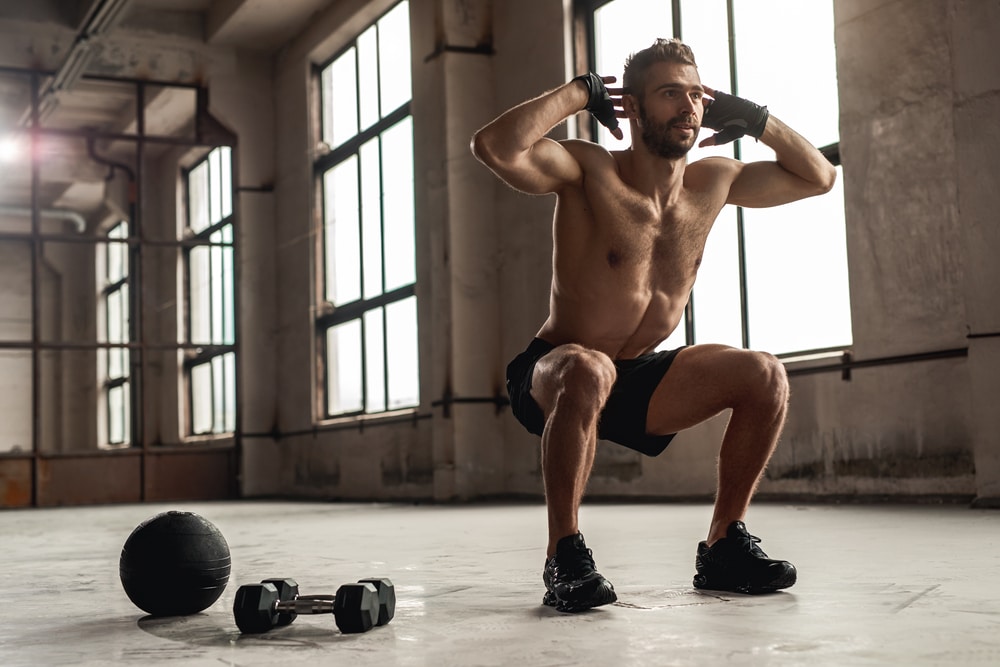 musculation sans matériel : personne effectuant des exercices de musculation au poids du corps à domicile
