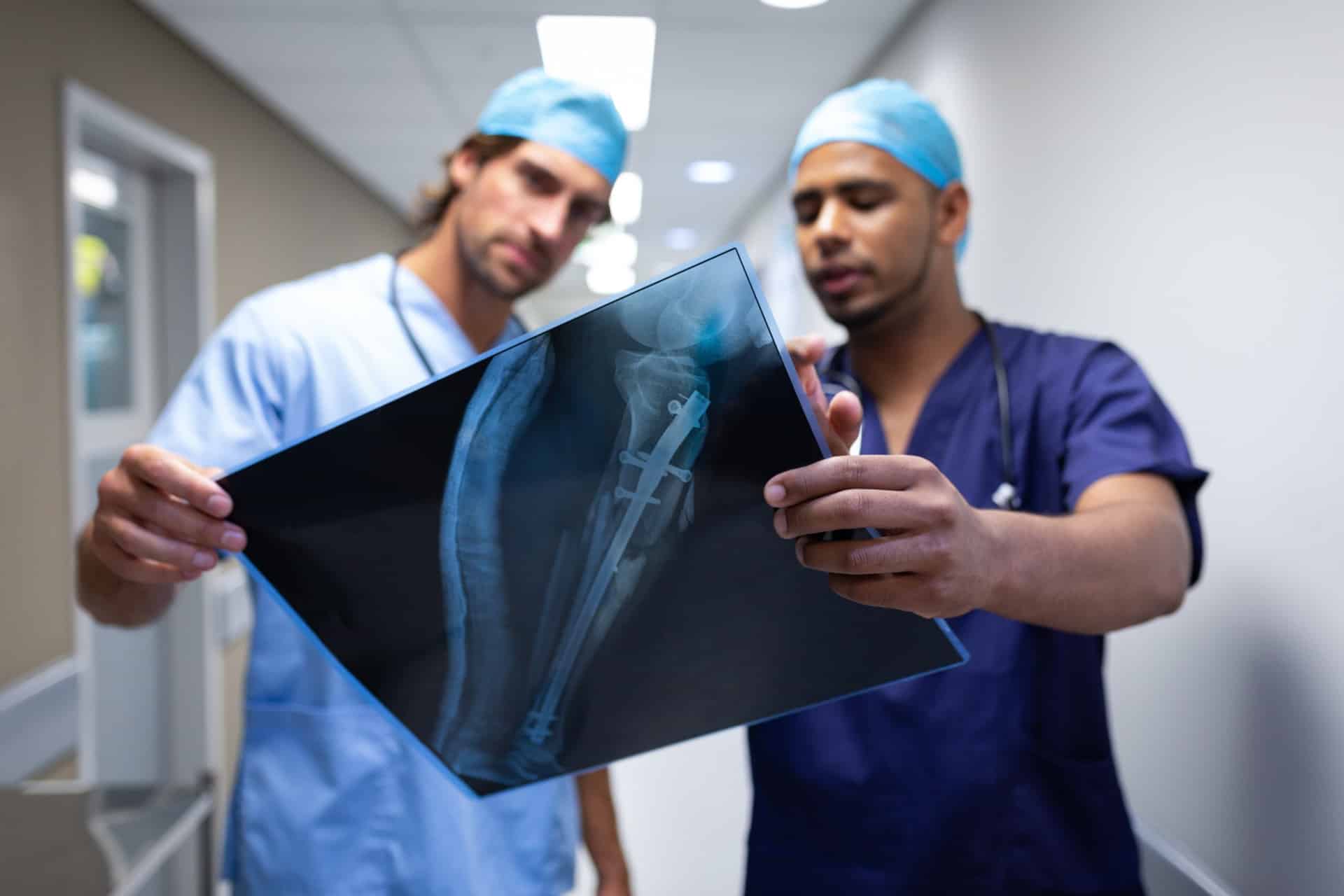 chirurgie orthopédique : image illustrant une opération orthopédique des os et articulations