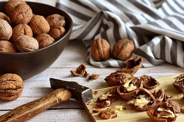 goûter régime : assortiment de collations riches en protéines comme yaourt, noix et œufs durs