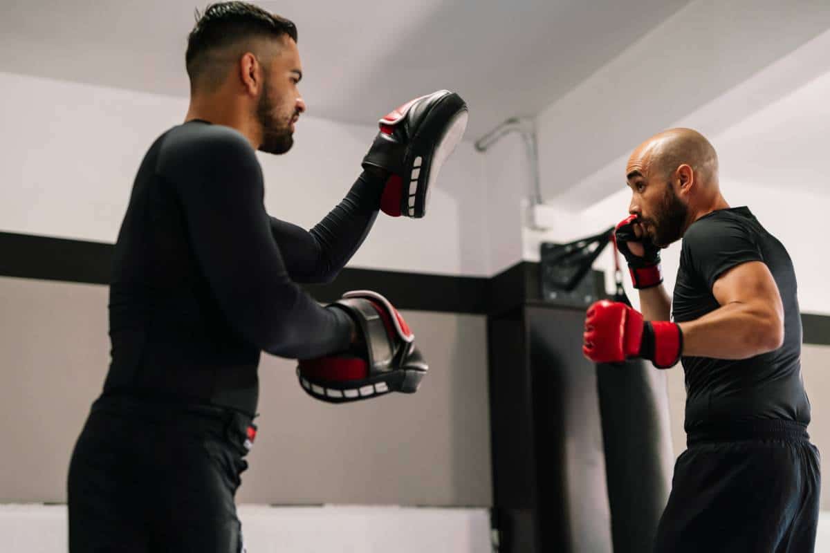 boxe : personne pratiquant la boxe avec un sac de frappe