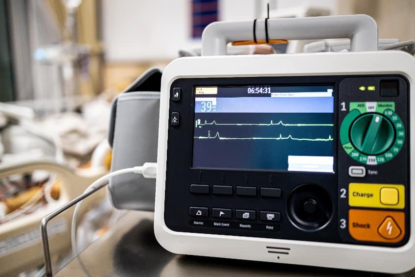 défibrillateurs : appareil de défibrillation prêt à l'utilisation