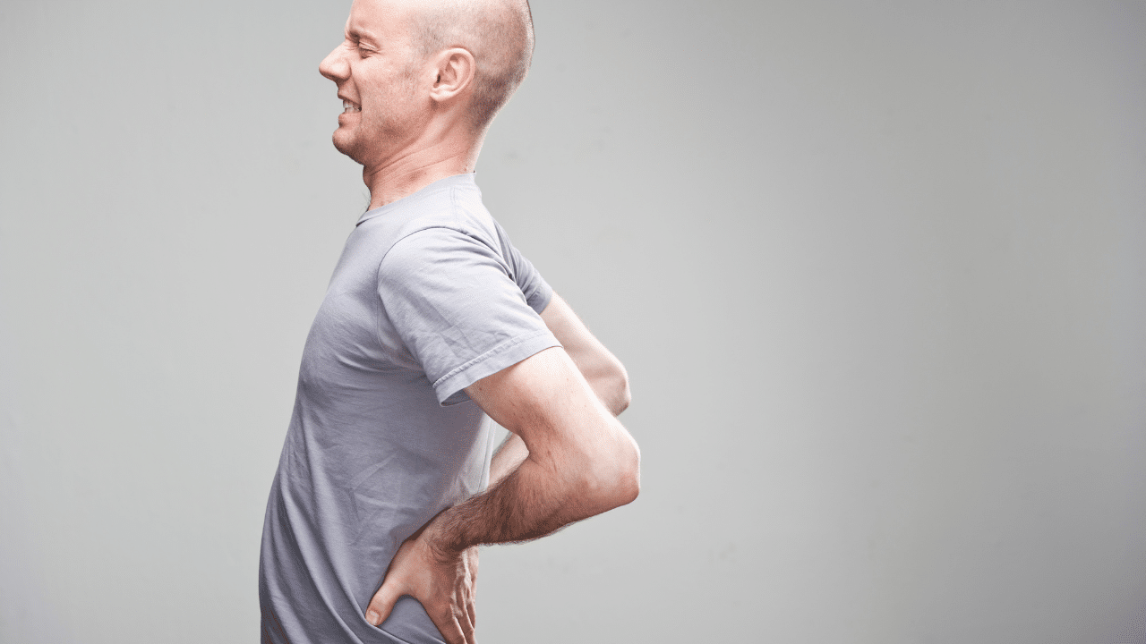 lombarthrose : personne faisant des exercices pour soulager la douleur lombaire