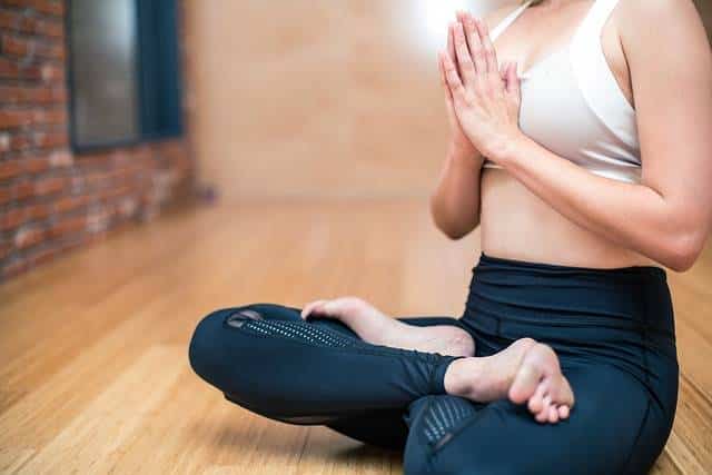 yoga : personne pratiquant une posture de yoga débutant dans un environnement calme