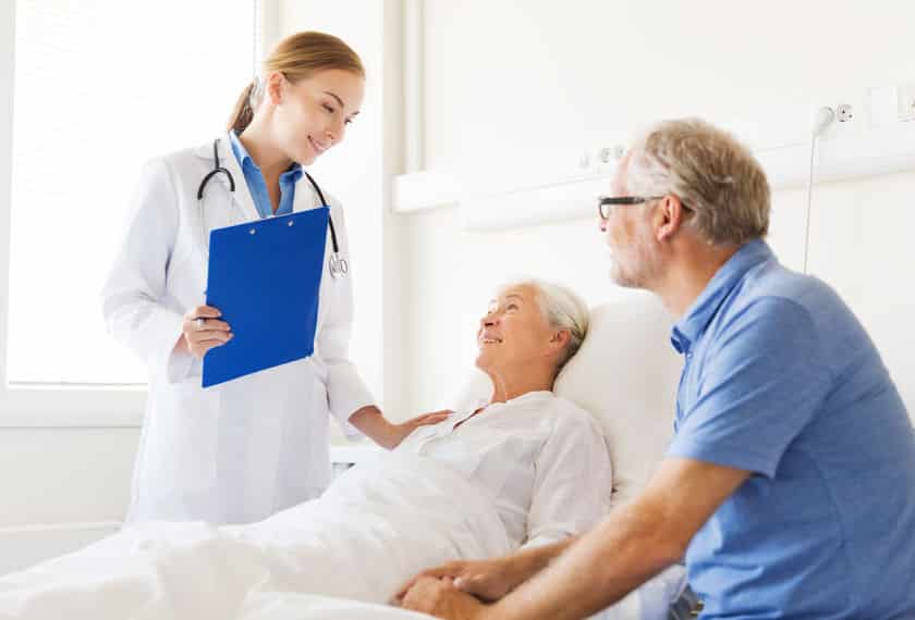 médecin généraliste : docteur discutant avec un patient dans un cabinet médical
