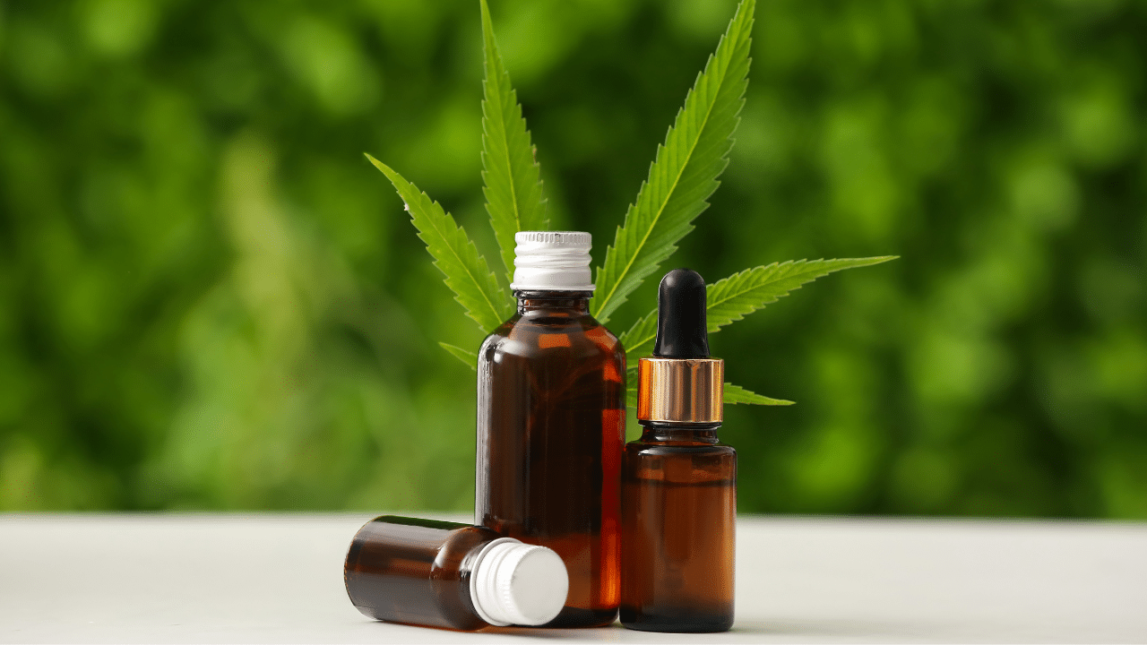 Huile de CBD anxiété : flacon d'huile de CBD sur fond apaisant symbolisant la détente