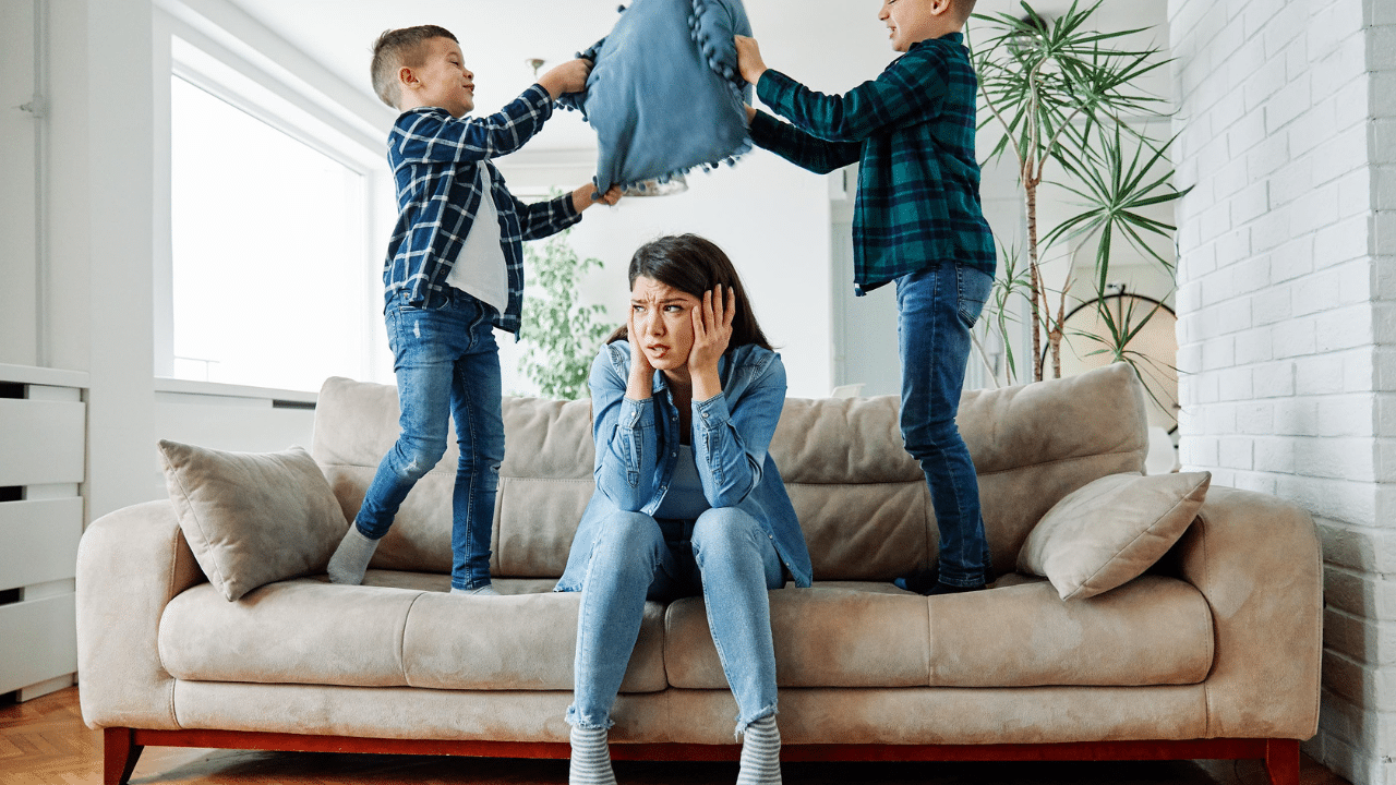 hyperactivité : enfant agité montrant des signes d'hyperactivité