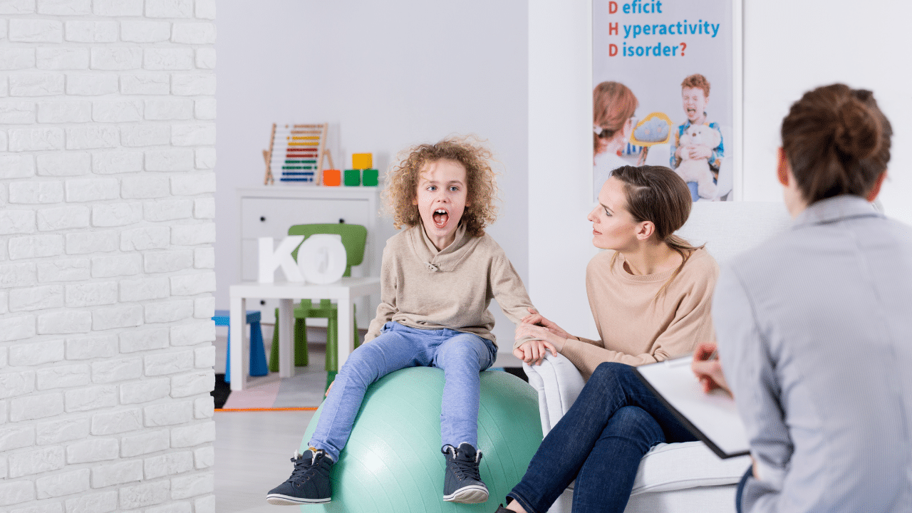 TDAH enfant : illustration d'un enfant concentré avec des éléments représentant des médicaments
