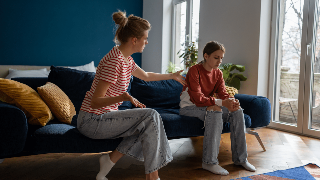 dépression adolescent : adolescent pensif montrant des signes de tristesse et d'isolement