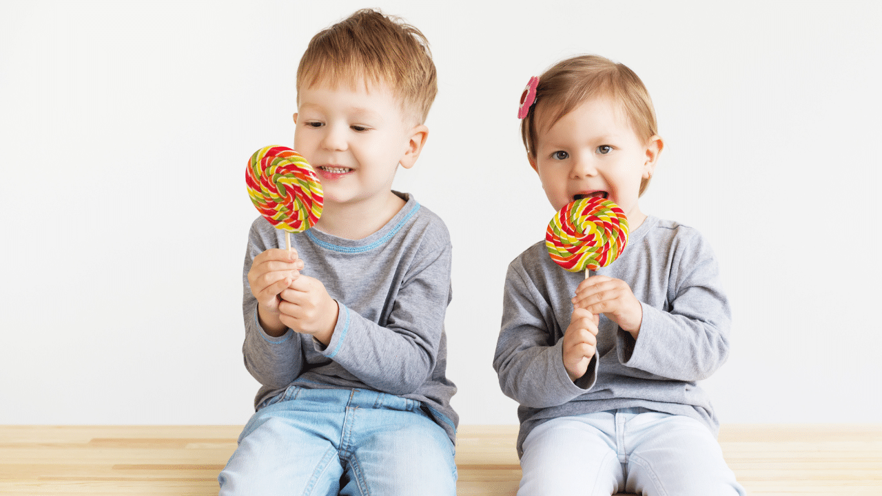 sucre enfant : enfant tenant des friandises sucrées