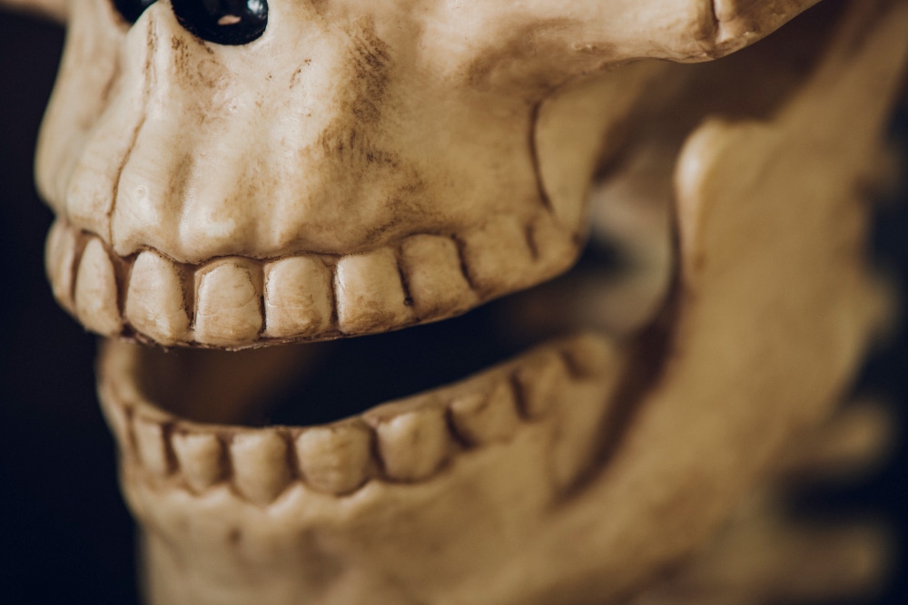 sourire éclatant : personne souriant avec des dents blanches éclatantes