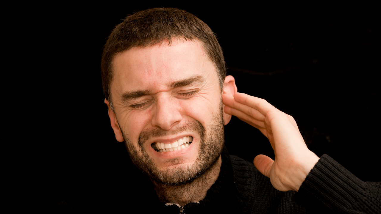 acouphènes : illustration d'une personne tenant son oreille, exprimant une gêne auditive