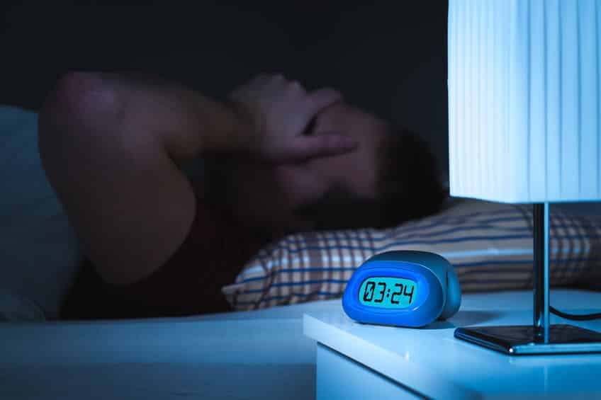 apnée du sommeil : illustration montrant une personne dormant avec des interruptions respiratoires